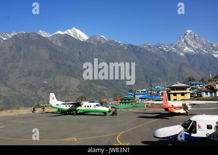 Kleine Flugzeuge am Flughafen Lukla, einem der gefährlichsten Landebahnen in der Welt Stockfoto