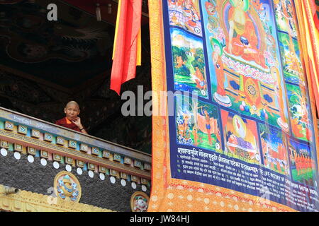 Kathmandu/Nepal - Mai, 2012: Der tibetische Mönch erscheint auf dem Balkon in der Nähe von Boudhanath Stupa. Stockfoto