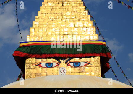 Die bunten scharfen Augen der Boudhanath Stupa, berühmten Wahrzeichen Nepals und ein Ziel für die tibetischen Pilger Stockfoto