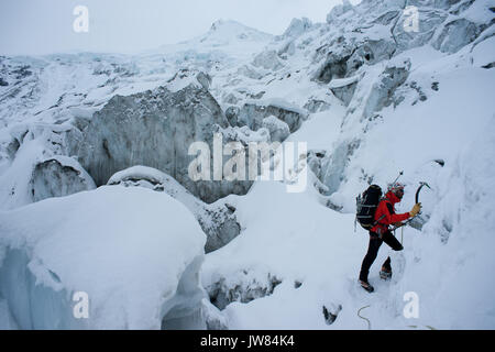 Seitenansicht des Alpinisten durch die Gletscher auf der Basis von San Lian Südost (6250 m). Minya Konka massiv, daxue in Western China Sichuan. Stockfoto