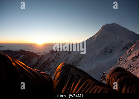 Pov, Blick von alpinist Biwack Leiste auf Rising Sun. am frühen Morgen in den Minya Konka massiv, daxue in westlichen Sichuan in der Nähe von Tibet, China, Asien. Stockfoto