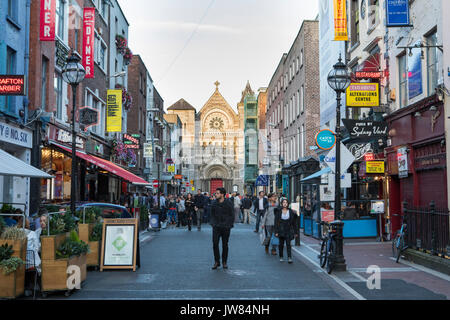 Dublins besetzt Süden Anne Street, wo sich Restaurants, Bars und der sonnendurchflutete Kirche. Stockfoto