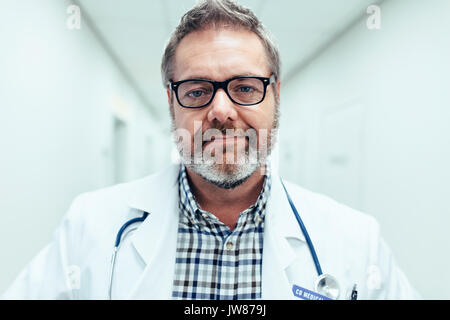 Portrait von Reifen Arzt im Krankenhaus. Männliche Medizin Professional bei der Kamera schaut. Stockfoto