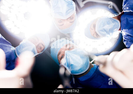 Team von Chirurgen, die unter Chirurgie Leuchten in Betrieb Theater. Point of View shot der Zahnärzte, zahnärztliche Chirurgie im Krankenhaus. Stockfoto