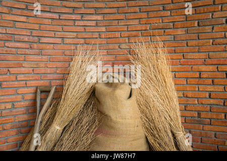 Brick Wall mit Hanf Sack Saatgut und getrocknet Reis Stockfoto