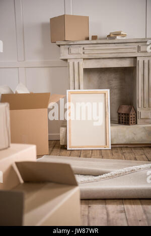 Bilderrahmen und Kartons in den leeren Raum, Umzug Konzept Stockfoto