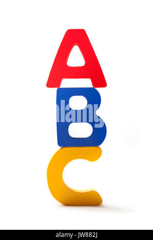 Holz- bunte Alphabet Buchstaben a, b und c einen über den anderen auf weißem Hintergrund angeordnet. Stockfoto