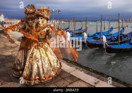 Venedig - Feb 6, 2013: Kostümierte maskierte Menschen auf der Piazza San Marco während der Karneval von Venedig Stockfoto