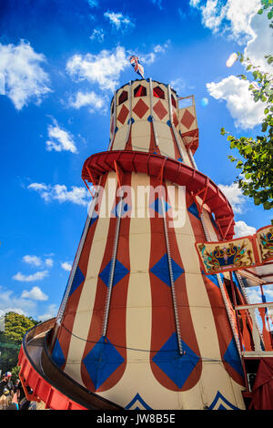 Traditionelle Messegelände Helter Skelter Spiralrutsche, Großbritannien Stockfoto