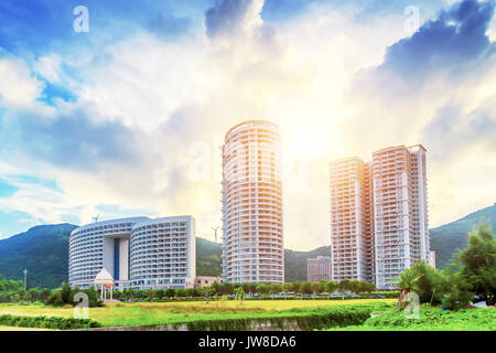 Unter dem blauen Himmel, die Sonne scheint auf die unter dem blauen Himmel, die Sonne scheint auf das Äußere des Hotels Stockfoto