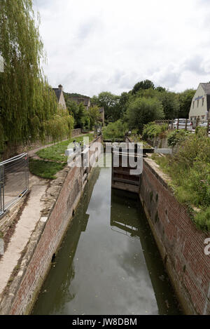 Bowbridge Lock auf der Themse und Severn Canal in der Nähe von Stroud, Gloucestershire, UK. Die Sperre wird durch Mitglieder der Cotswold Kanäle Vertrauen wiederhergestellt. Stockfoto