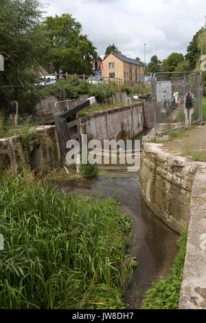 Bowbridge Lock auf der Themse und Severn Canal in der Nähe von Stroud, Gloucestershire, UK. Die Sperre wird durch Mitglieder der Cotswold Kanäle Vertrauen wiederhergestellt. Stockfoto