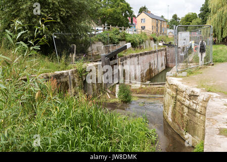 Bowbridge Lock auf der Themse und Severn Canal in der Nähe von Stroud, Gloucestershire, UK. Die Sperre wird durch Mitglieder der Cotswold Kanäle Vertrauen wiederhergestellt. Stockfoto