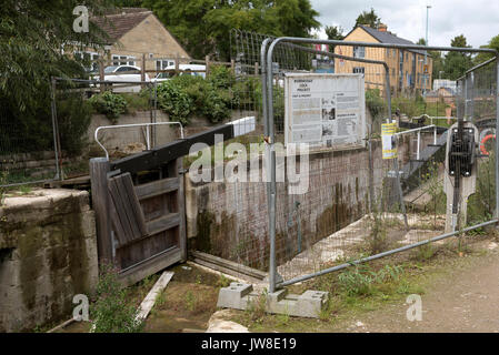 Bowbridge Lock auf der Themse und Severn Canal in der Nähe von Stroud, Gloucestershire, UK. Die Sperre wird durch Mitglieder der Cotswold Kanäle Vertrauen wiederhergestellt. Stockfoto