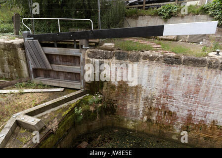 Bowbridge Lock auf der Themse und Severn Canal in der Nähe von Stroud, Gloucestershire, UK. Die Sperre wird durch Mitglieder der Cotswold Kanäle Vertrauen wiederhergestellt. Stockfoto