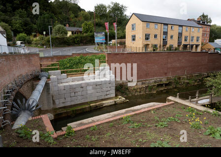 Bowbridge Lock auf der Themse und Severn Canal in der Nähe von Stroud, Gloucestershire, UK. Die Sperre wird durch Mitglieder der Cotswold Kanäle Vertrauen wiederhergestellt. Stockfoto