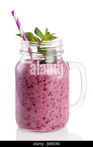 Smoothies der Blaubeere, Banane und Orange in einem Glas auf weißem Hintergrund Stockfoto