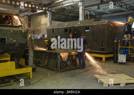 In einer Autowerkstatt. Mechanik bei der Arbeit. Schweißer. Stockfoto