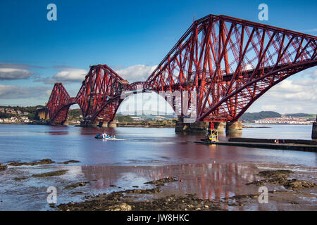 Forth Rail Bridge mit Fähre unten, South Queensferry, Edinburgh, Schottland. Stockfoto