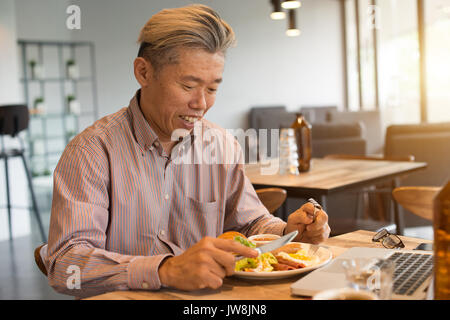 Gereift Asian Business männlichen Frühstück Stockfoto