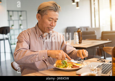 Gereift Asian Business männlichen Frühstück Stockfoto