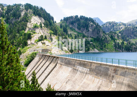 Colomers Seen in den katalanischen Pyrenäen, Spanien. Teil des Parc Nacional d'Aigüestortes i Estany de Sant Maurici Stockfoto