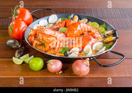 Gourmet Meeresfrüchte Valencia Paella mit frischen Scampi, Muscheln, Muscheln und Tintenfisch auf herzhafte Safran Reis mit Erbsen und Zitronenscheiben, Ansicht schließen Stockfoto