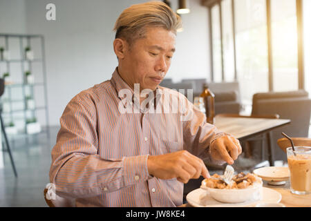 Gereift Asian Business männlichen Frühstück Stockfoto