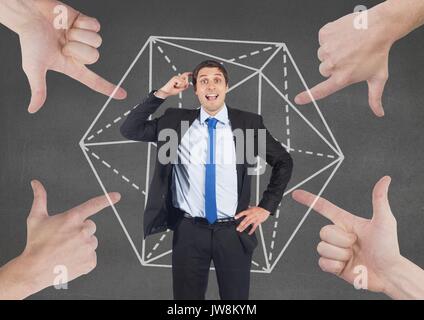 Digitales Komposit aus den Händen der Menschen gegen den grauen Hintergrund zeigen Stockfoto