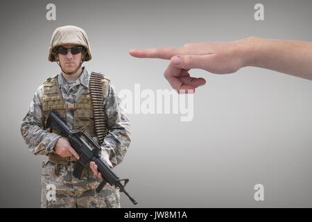 Digital composite von Hand an Soldat gegen grauen Hintergrund zeigen Stockfoto