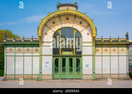 Wiener Jugendstil, Blick auf den alten U-Bahnhof Karlsplatz im Zentrum von Wien, ein schönes Beispiel für den Jugendstil in Kunst und Design, Österreich. Stockfoto