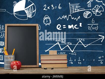Digital composite der Schreibtisch Vordergrund mit blackboard Grafiken der Mathematik Wissenschaft Diagramme Stockfoto