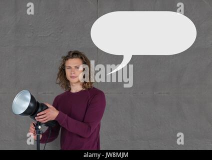 Digital composite des Fotografen Mann mit Sprechblase gegen grauer Hintergrund Stockfoto