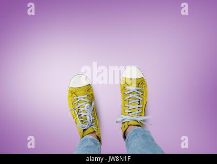 Digital composite von Gelben Schuhe an den Füßen mit violetten Hintergrund Stockfoto