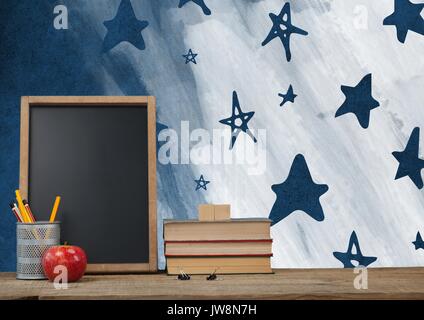 Digital composite der Schreibtisch Vordergrund mit blackboard Grafiken der Sterne Stockfoto
