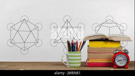 Digital composite von Büchern auf dem Tisch gegen weiße Tafel mit Bildung Grafiken und zurück in die Schule text Stockfoto