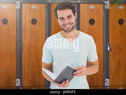 Digital composite der männlichen Kursteilnehmer holding Buch vor schliessfächer Stockfoto