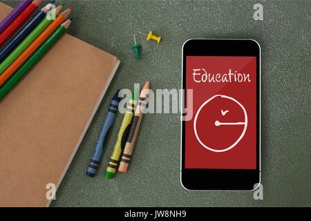 Digital composite von Telefon auf einer Schule Tabelle mit Schule Symbol auf dem Bildschirm Stockfoto