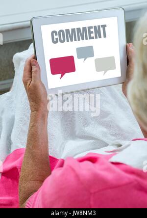 Digital composite von Kommentar Text und Grafik chat auf Tablet Bildschirm mit Händen von Alte Frau Stockfoto