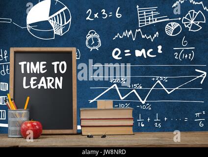 Digital composite Zeit Schreibtisch Vordergrund mit blackboard Grafiken der Mathematik Wissenschaft Gleichungen zu erfahren Stockfoto