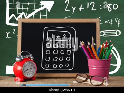 Digital composite der Schreibtisch Vordergrund mit blackboard Grafiken von Taschenrechner und Formel Stockfoto