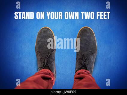 Digital composite Ständer an ihre eigenen zwei Füßen Text und graue Schuhe an den Füßen mit blauem Hintergrund Stockfoto