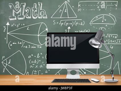 Digital composite von Computer Schreibtisch Vordergrund mit blackboard Grafiken der Mathematik Diagramme und Gleichungen Stockfoto