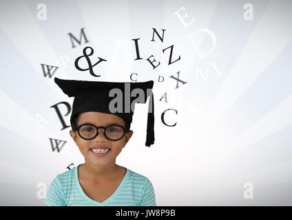 Digitales Komposit aus vielen Briefen um Mädchen mit Graduierung Hut und helle Streifen im Hintergrund Stockfoto