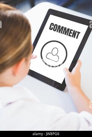 Digital composite von Kommentar Text und Grafik chat auf Tablet Bildschirm mit womans Hände Stockfoto