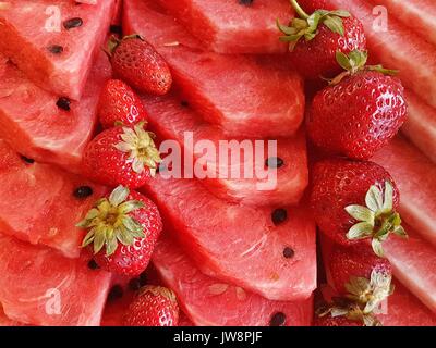 Fliese von aufgeschnittenen Wassermelonen und Erdbeeren Stockfoto
