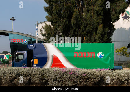 Petach Tikva Israel, 11. August 2017. Tnuva Lkw Verlassen des Tnuva Logistikzentrum. Stockfoto