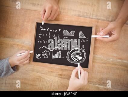 Digital composite der Hände schreiben Gleichungen auf blackboard Stockfoto