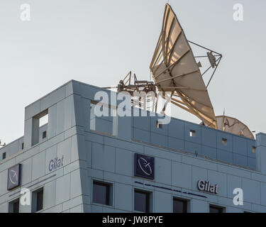 Petach Tikva, Israel. August 11, 2017. Satellitenschüsseln oben Gilat Satellite Networks Corporate Headquarters. Gilat entwickelt und vertreibt VSAT- Stockfoto