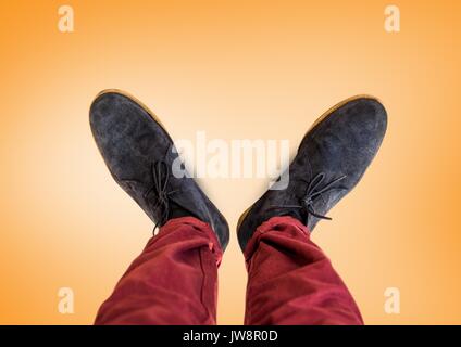 Digital composite Grau Schuhe an den Füßen mit orangen Hintergrund Stockfoto